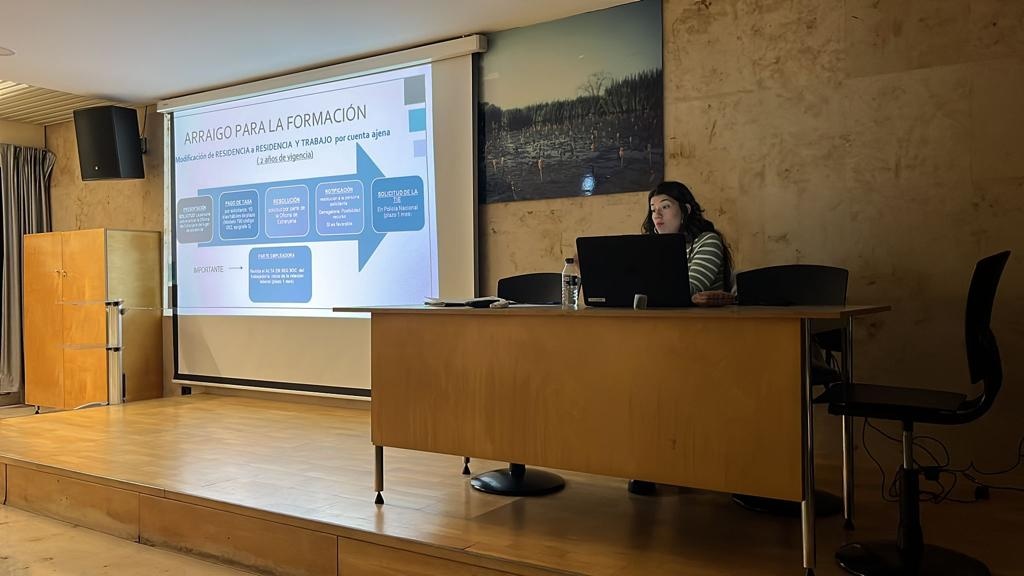 Consulado en Bilbao y Biltzen organizaron charla en materia de extranjería en Vitoria-Gasteiz