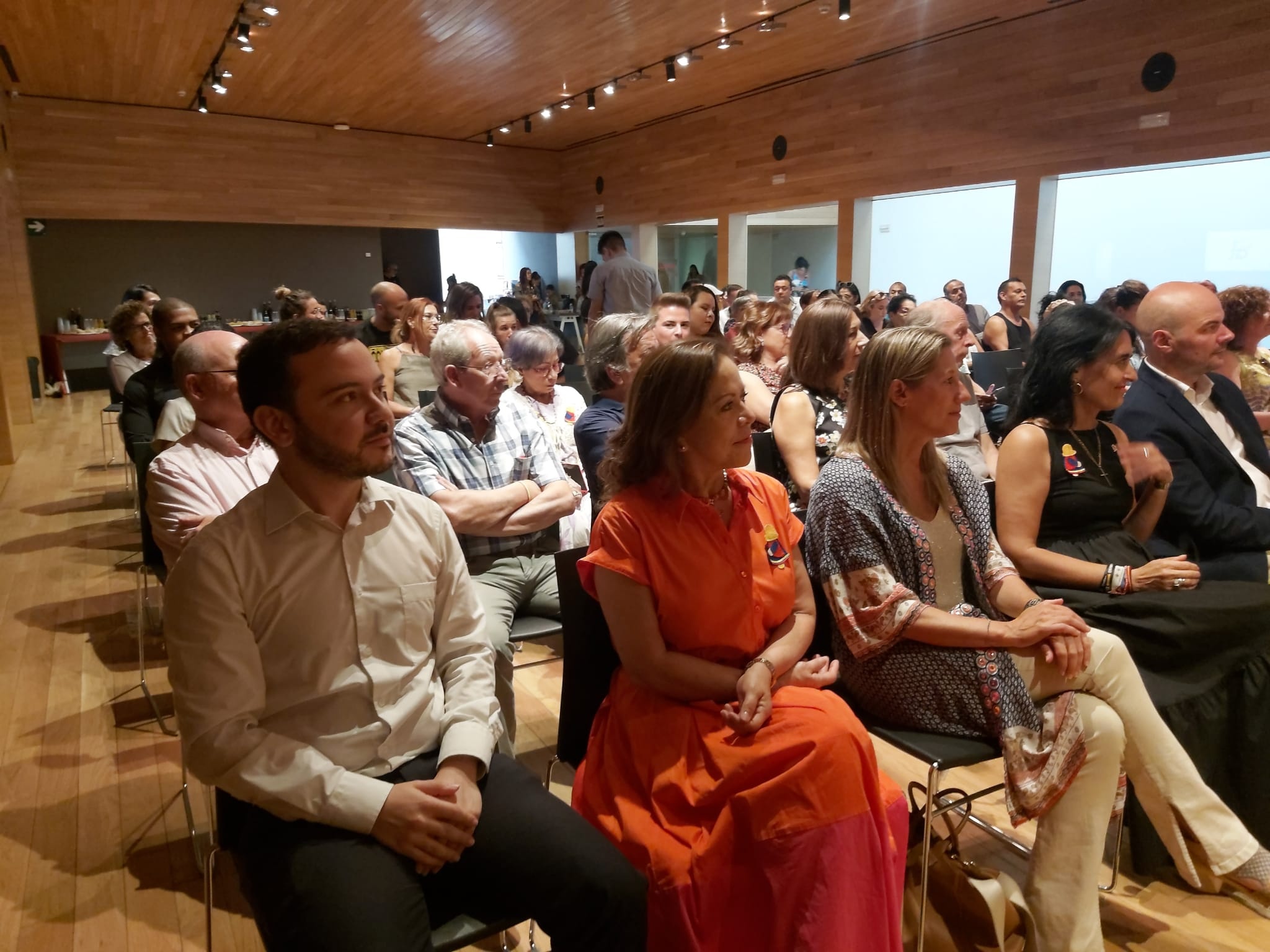 Consulado en Bilbao recibió reconocimiento en la gala de aniversario de la Asociación Colombiana de La Rioja “Asocolor”