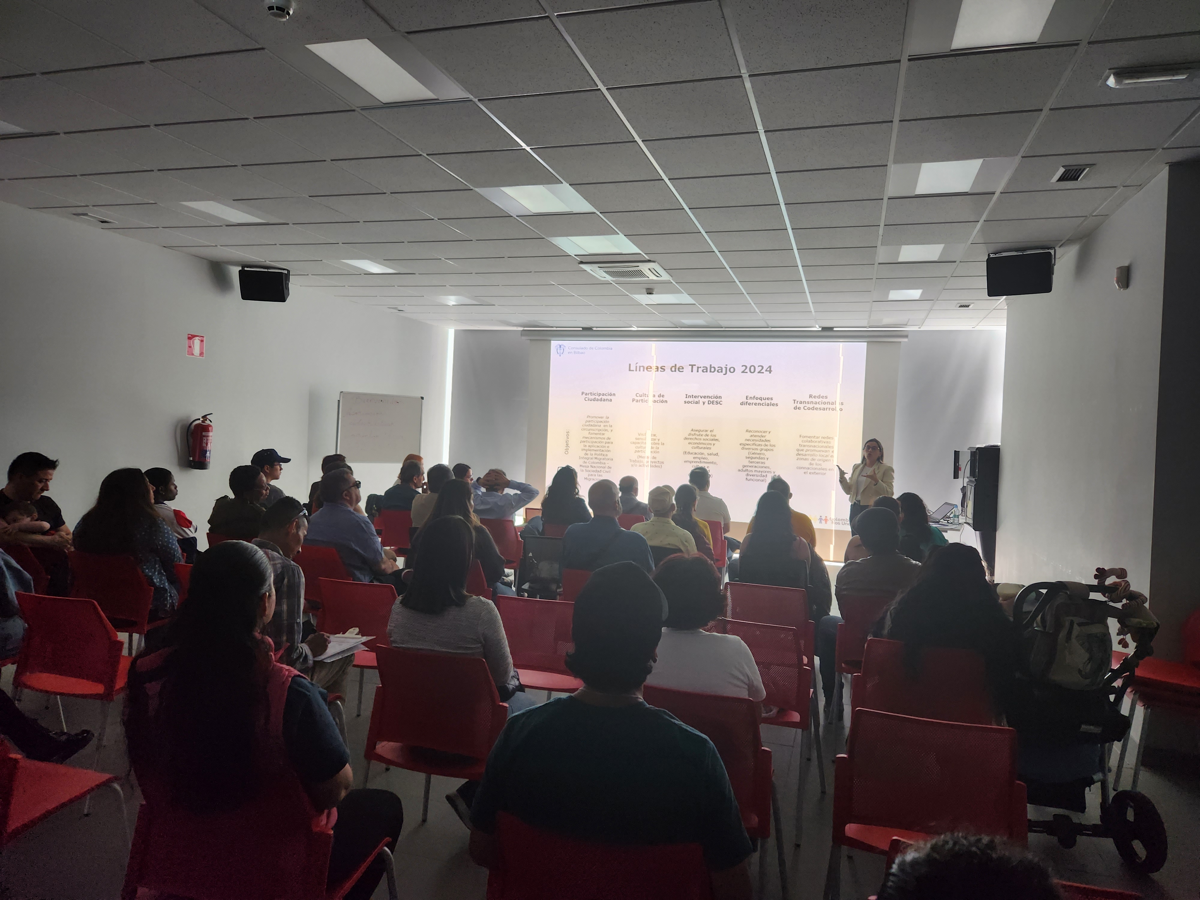 Consulado de Colombia en Bilbao realizó un encuentro consular y una charla en materia de extranjería en la ciudad de Irún 