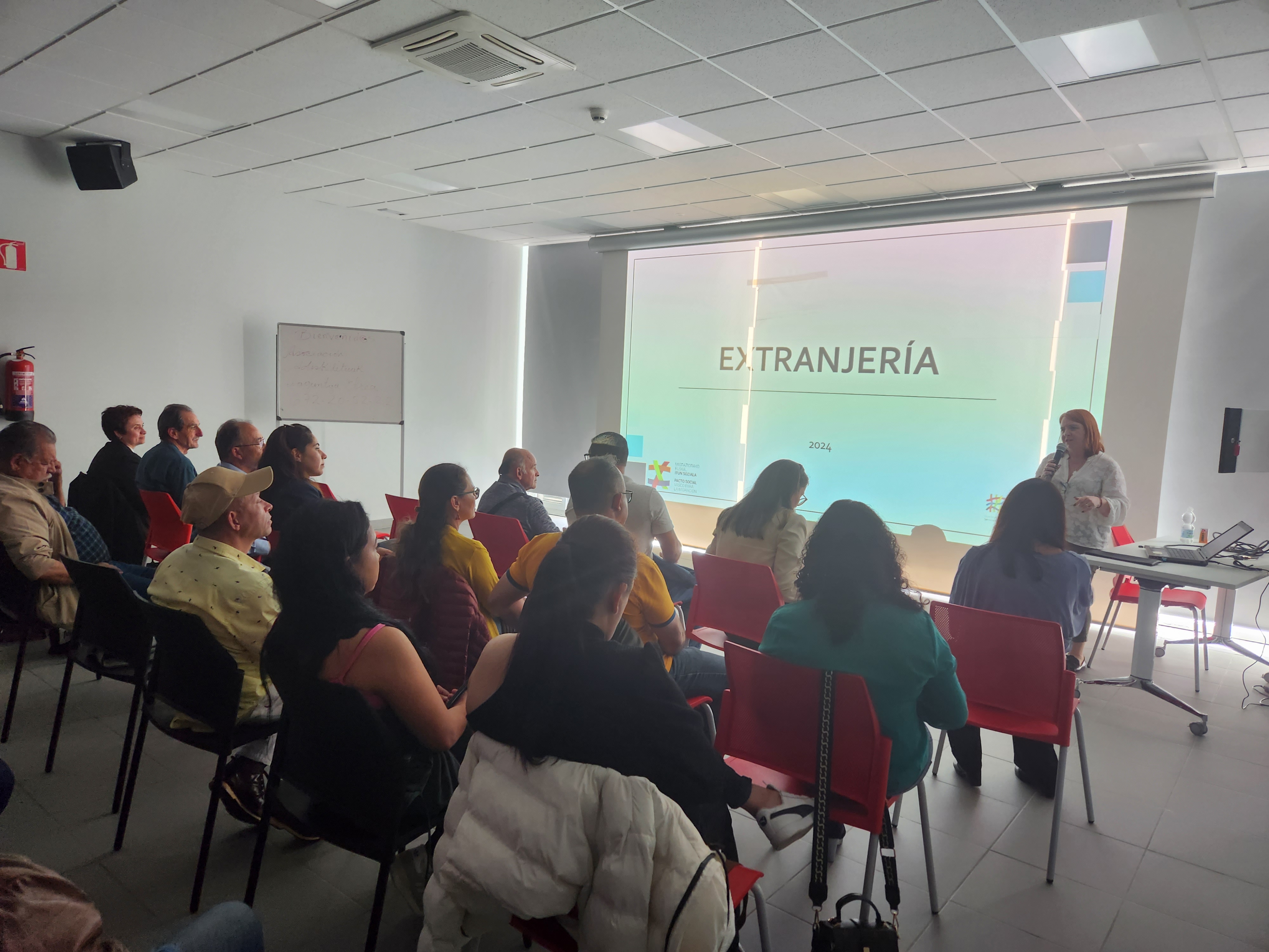 Consulado de Colombia en Bilbao realizó un encuentro consular y una charla en materia de extranjería en la ciudad de Irún 