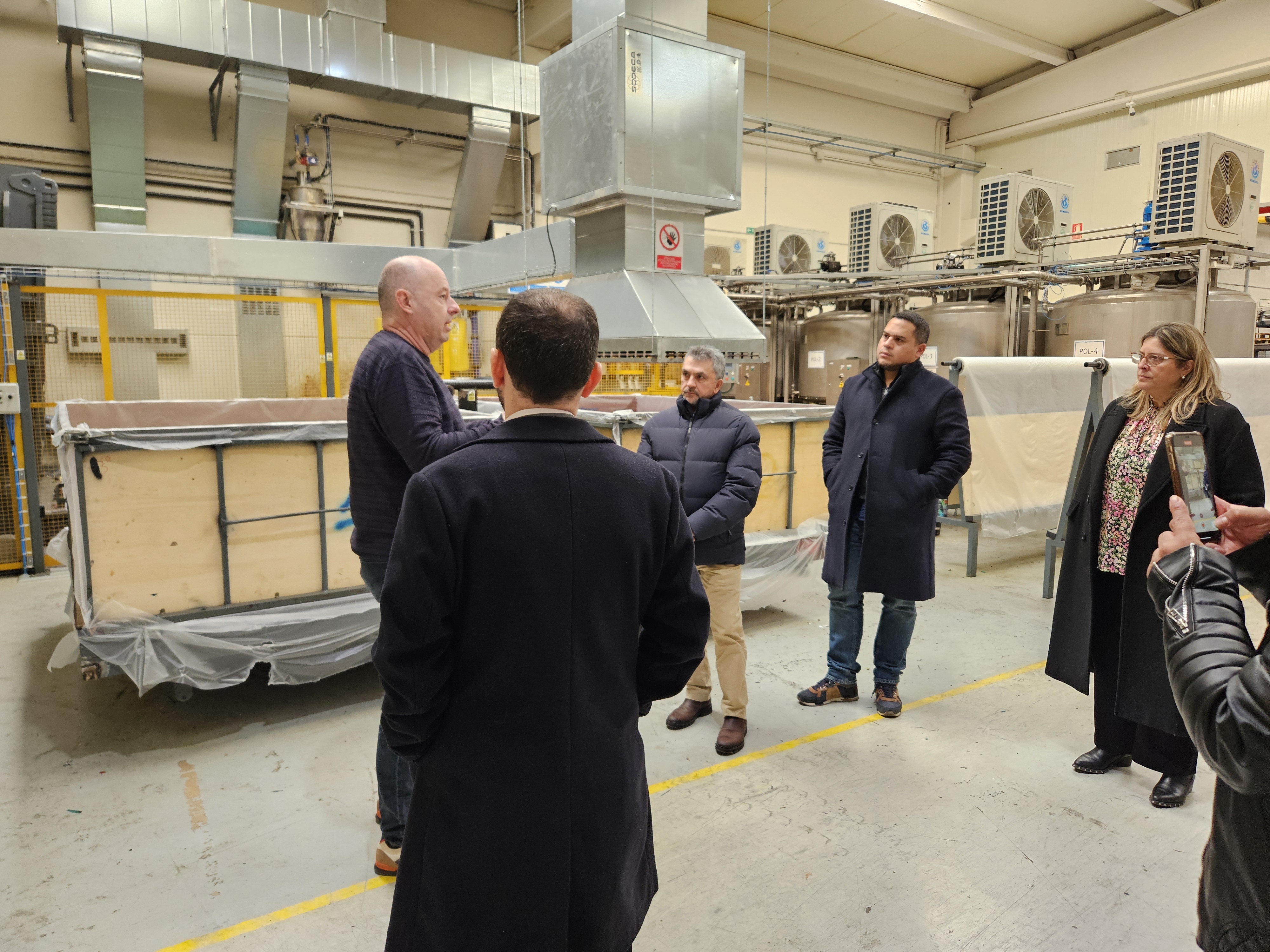 Visita factorías de Arnedo para saludar a los trabajadores colombianos 