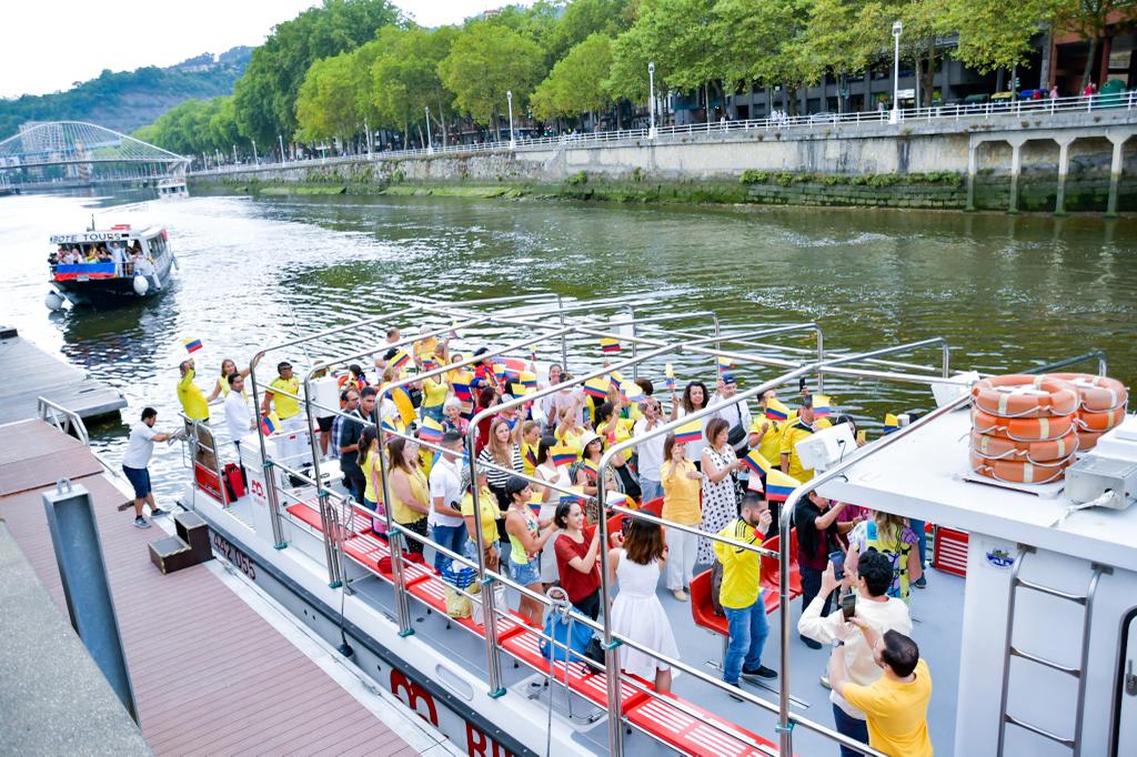 Los colombianos en España conmemoraron los 212 años de la Independencia de Colombia Junto al Consulado de Colombia en Bilbao v