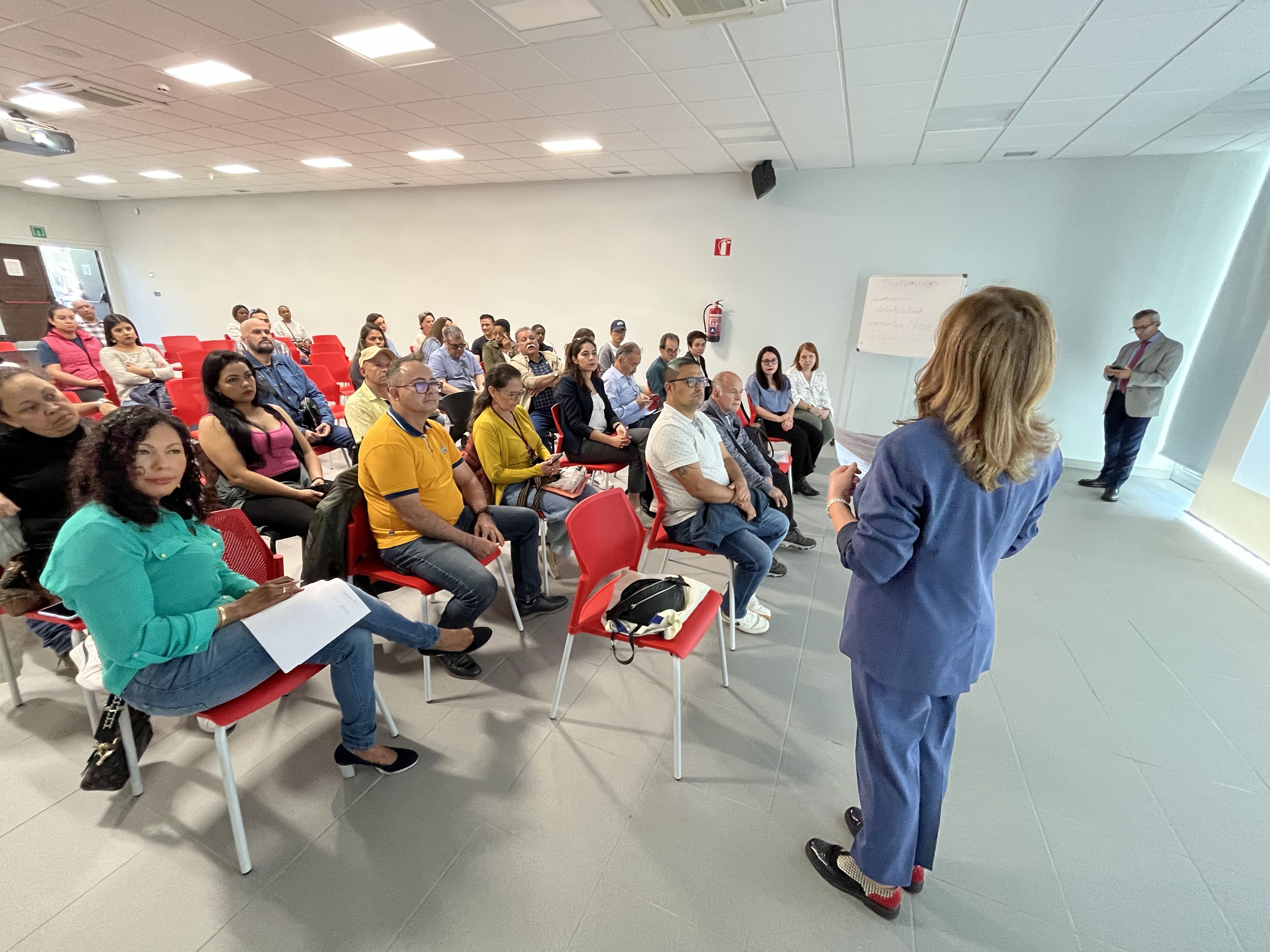 Consulado de Colombia en Bilbao realizó un encuentro consular y una charla en materia de extranjería en la ciudad de Irún 