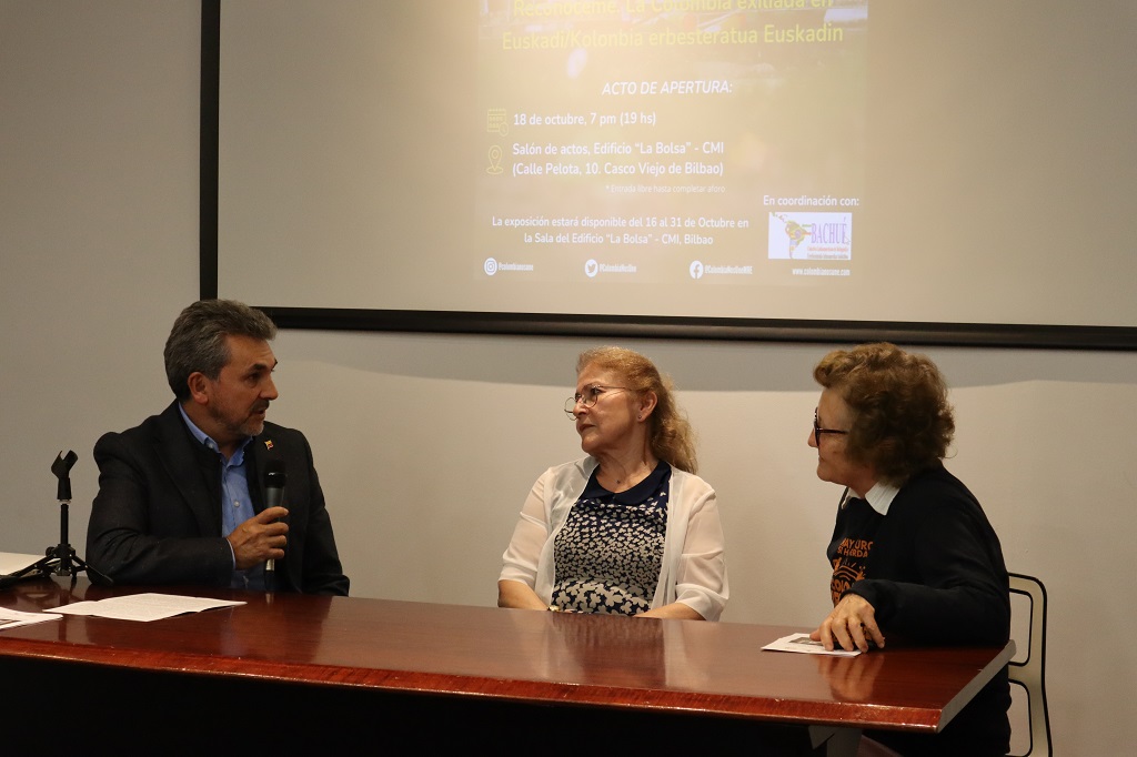 Foto de asistentes a la apertura de la exposición fotográfica ‘Reconóceme. La Colombia exiliada en Euskadi / Kolonbia erbesteratua euskadin’