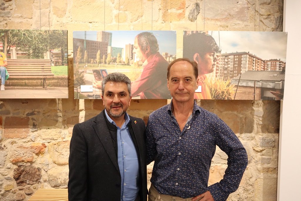 Foto de asistentes a la apertura de la exposición fotográfica ‘Reconóceme. La Colombia exiliada en Euskadi / Kolonbia erbesteratua euskadin’