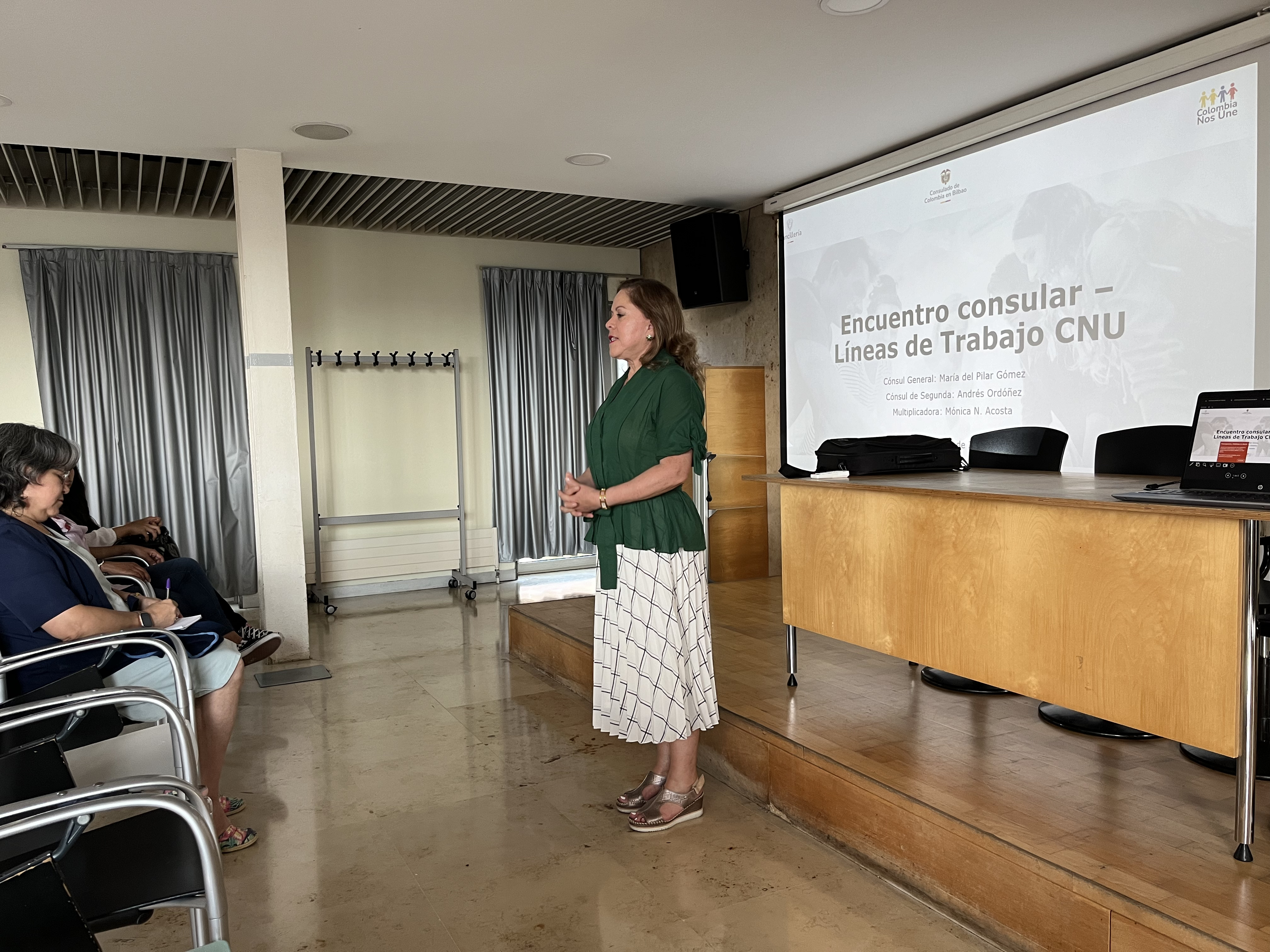 Connacionales residentes en Vitoria-Gasteiz dialogaron y resolvieron dudas sobre los trámites y servicios consulares