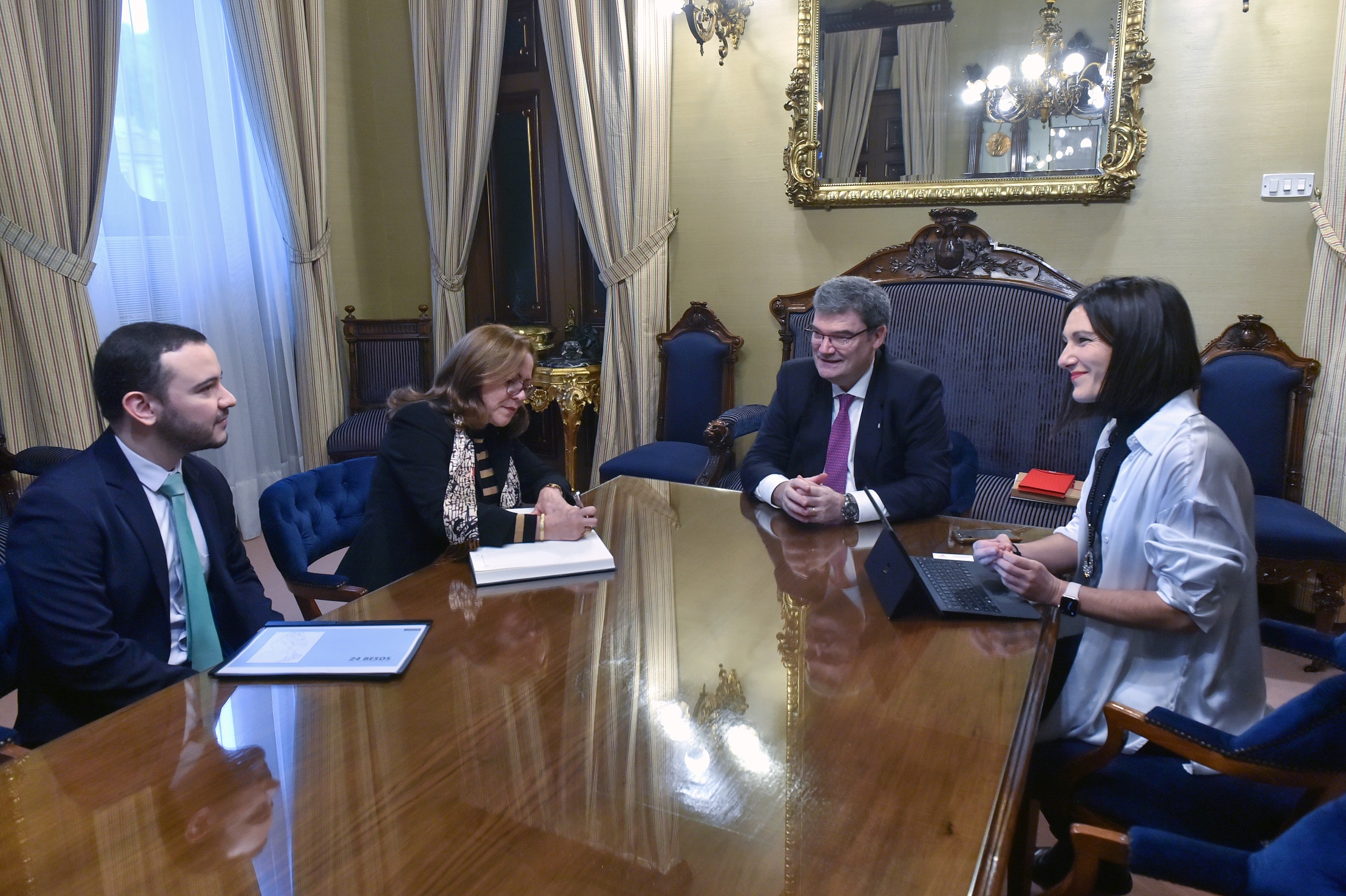 El Alcalde de Bilbao recibe a la nueva Cónsul General de Colombia. Foto: Ayuntamiento de Bilbao.