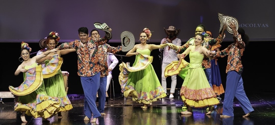 Grupo de danzas colombiano en el escenario durante la celebración del Día Nacional de la Independencia