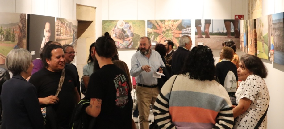 Foto de asistentes a la apertura de la exposición fotográfica ‘Reconóceme. La Colombia exiliada en Euskadi / Kolonbia erbesteratua euskadin’