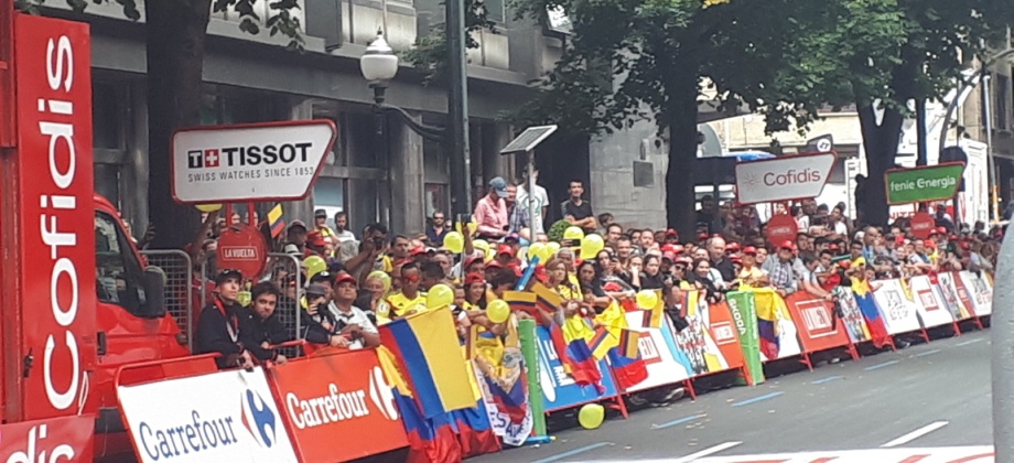 Ciclistas colombianos que participan en la vuelta España fueron recibidos en las calles de Bilbao por el Consulado de Colombia