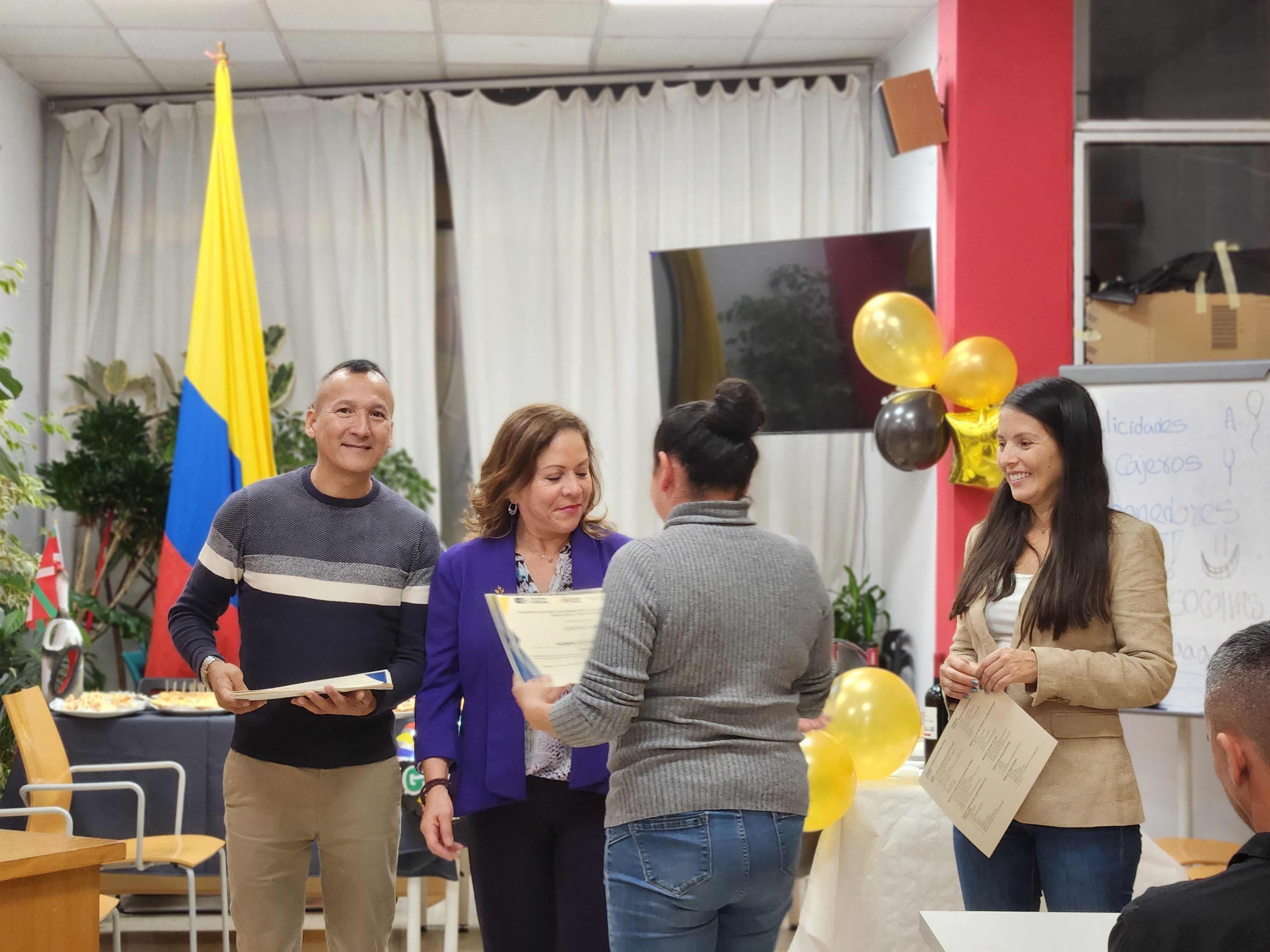 El Consulado de Colombia en Bilbao entregó los certificados de finalización del primer curso de formación de Cajero-reponedor