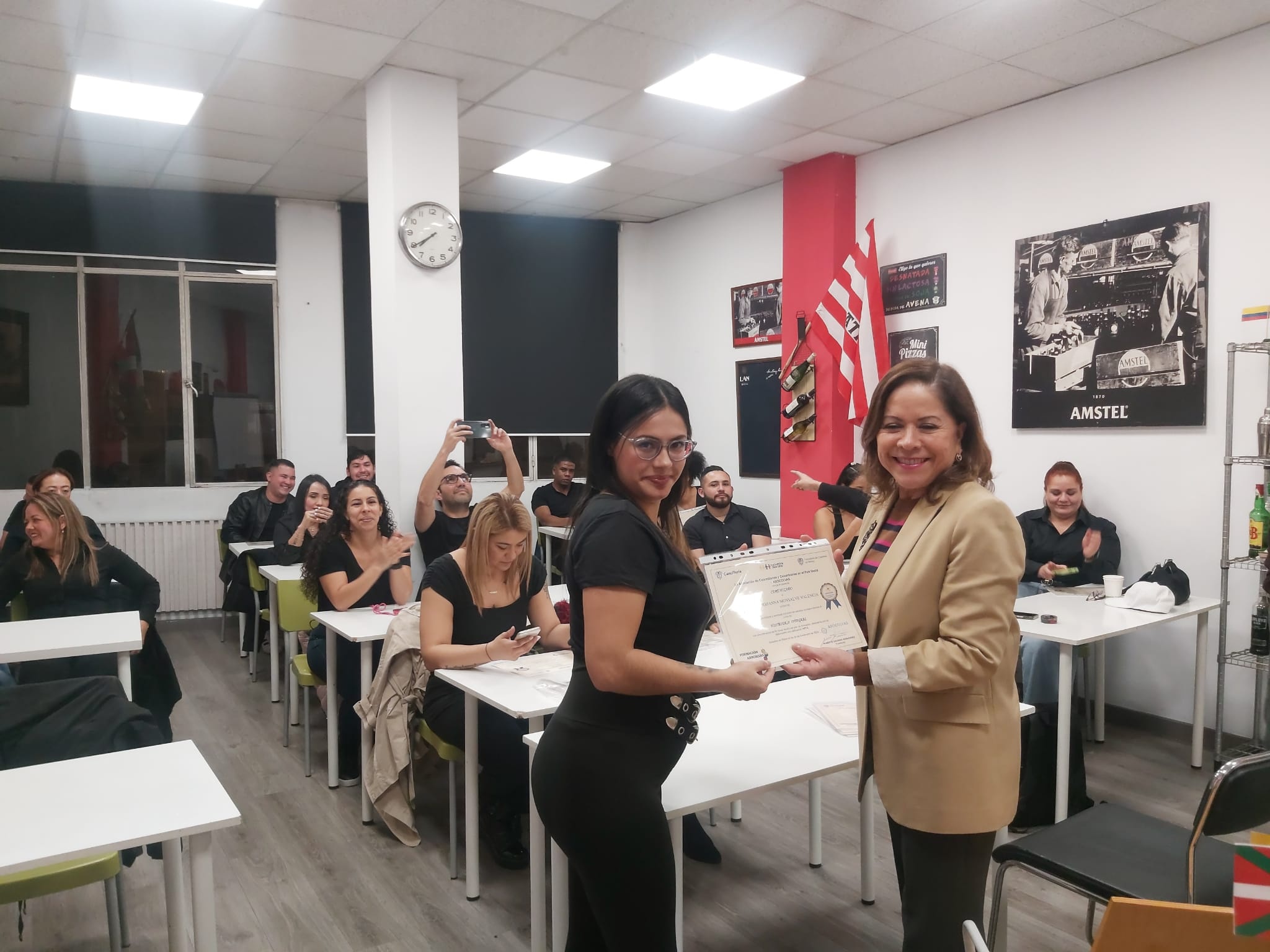 Consulado de Colombia en Bilbao entregó los certificados de finalización del segundo curso de hostelería y manipulación de alimentos