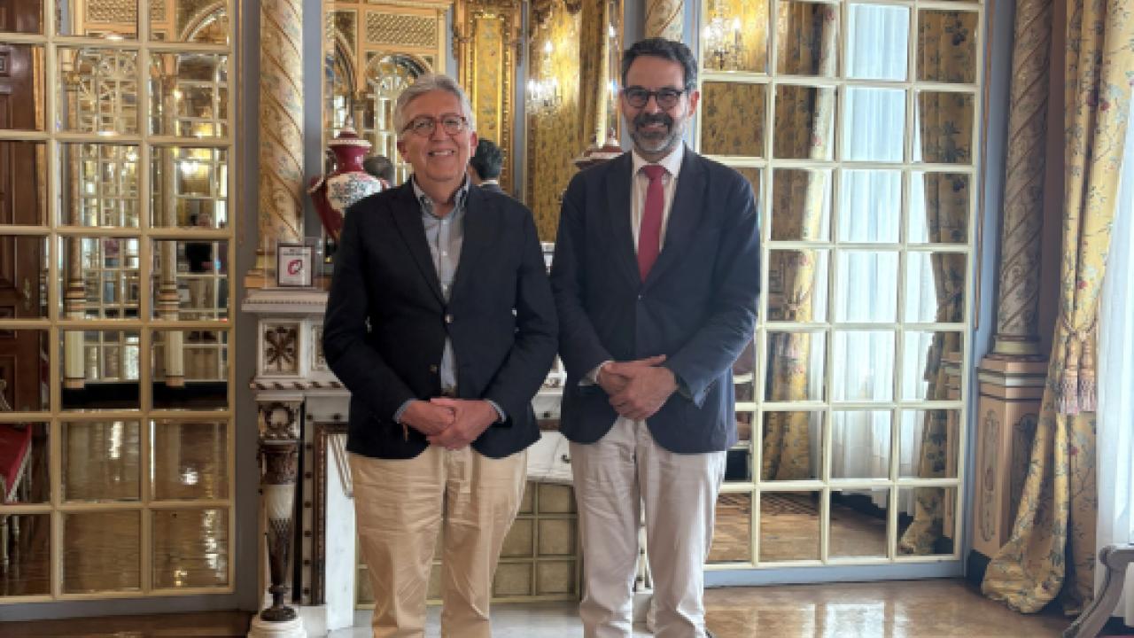 Cónsul General  Carlos Alfonso Victoria Mena