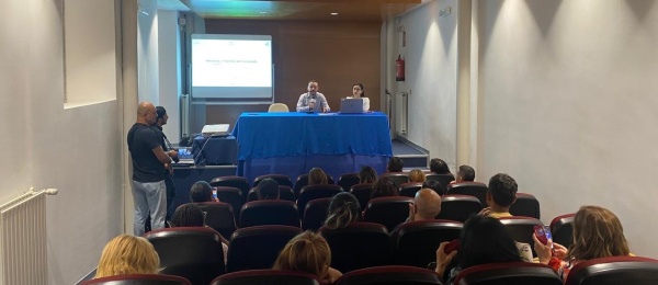 Foto general del encuentro con los colombianos residentes en dicha ciudad para dialogar y resolver dudas sobre los trámites y servicios consulares.
